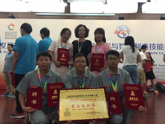 后排左一:马晓莉,中间:bevictor伟德经理李慧云,右一:张慧.jpg